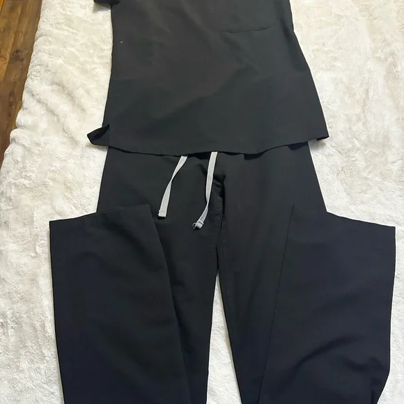 Women’s Black FIGS Scrubs - Picture 2 of 6
